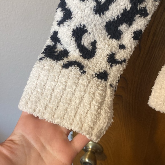 UGG Cecilia Snow Leopard V-Neck Cheetah Print Super Soft Sweater size M - Picture 6 of 10